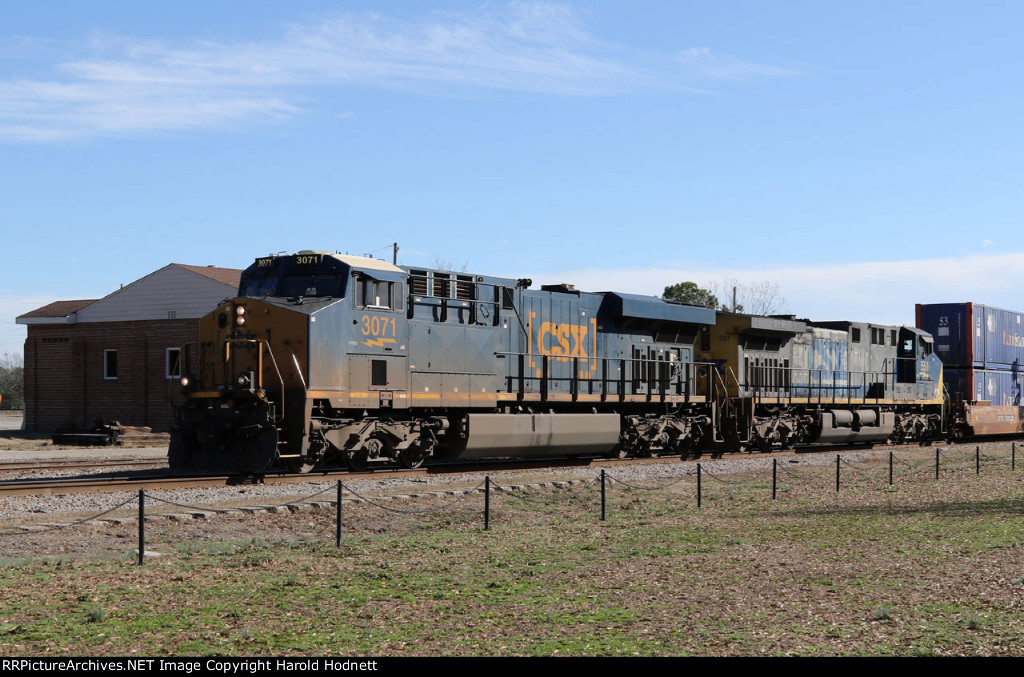 CSX 3071 leads train I038-08 